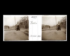 Image représentant Deux officiers britanniques sur le Zhongyuheqiao ("pont du Milieu du Canal Impéria") qui traverse le Yuhe ("canal Impérial") à l'angle de la rue des Légations