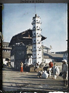 Image représentant Tour hindoue à sept étages pour lampes à huile (diya). A l'arrière-plan, peut-être un crematorium