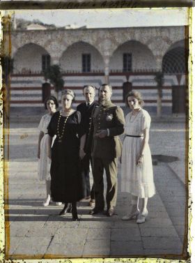 Image représentant Le général Gouraud en compagnie du gouverneur du Liban, le gouverneur Trabaud, son épouse et leurs filles