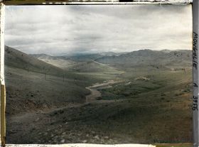 Image représentant La piste bordée de poteaux télégraphiques à travers la montagne