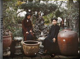 Image représentant Deux jeunes filles de famille aisée assises dans un jardin, devant un " paradis bouddhique "
