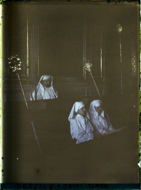 Image représentant Membres de la confrérie des Pénitents blancs dans la chapelle du même nom