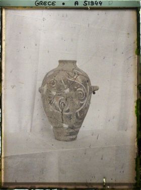 Image représentant Musée archéologique - Amphore à anses ornée de motifs (spirales...) peints en noir et blanc en style de Kamarès et provenant de Phaïstos