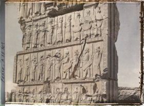 Image représentant Palais des cent colonnes, bas-relief de la porte sud représentant les guerriers des différentes ethnies de l'empire portant le trône de Darius 1er