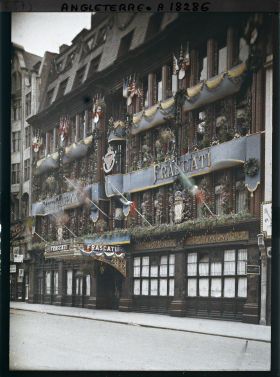 Image représentant Le restaurant Frascati décoré à l'occasion de la commémoration de la victoire des Alliés.
