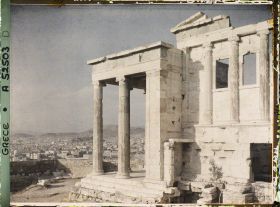 Image représentant Sur l'Acropole, le saillant nord (à gauche) de l'Erechtheion et la vue sur la ville