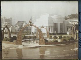 Image représentant L'Exposition des arts décoratifs, Jardin des Nymphéas de Laprade et Pavillon de Ruhlmann, dit du Collectionneur