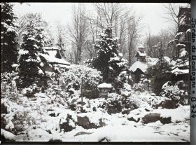 Image représentant Cœur du " village japonais " sous la neige, vu des abords de la maison ouest jusqu'au jardin anglais