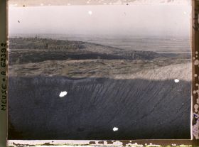 Image représentant Meuse, Les Eparges, La Crête - au premier plan, trou de mine au fond, la plaine de Woevre