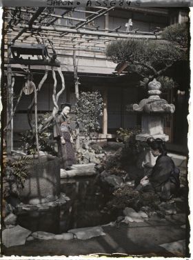 Image représentant Serveuses près d'un puits dans le jardin intérieur d'un Ryokan (hôtel-restaurant traditionnel)