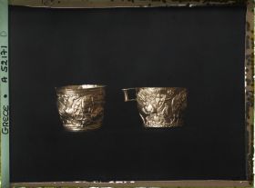 Image représentant Deux gobelets en or sculpté (scènes de chasse au taureau) provenant de Vaphio (Laconie)