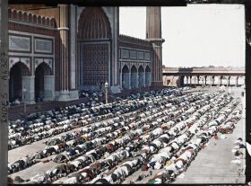 Image représentant La prière du vendredi dans la cour de la Grande Mosquée (Jama Masjid)