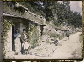 Image représentant France, La Harazée, Abri aménagé en habitation et ses habitants