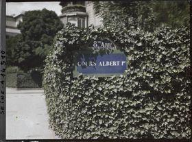 Image représentant Plaque "Cours-Albert-Ier", à l'angle de la place de la Reine-Astrid (1936)