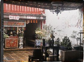 Image représentant La cour d'une maison aisée, avec sur la gauche, l'autel des ancêtres, au moment de la fête du Têt