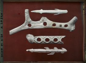 Image représentant France, St Germain-en-Laye, La Madeleine, Bâton de Commt à 4 trous 8160, Bâton de Commt à 3 trous 1/2, 8165. Harpon à 2 barbelures (8171)