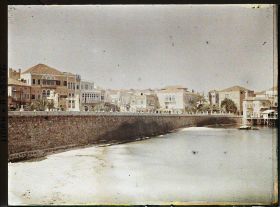 Image représentant Un quai en direction du nord-ouest, avec le Monument aux Français