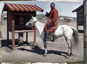 Image représentant Un lama à cheval près d'un moulin à prières