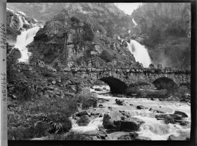 Image représentant Petit pont de pierre en bas d'une cascade