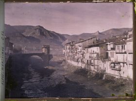 Image représentant La Bévéra traversant le village, le vieux pont à péage au second plan