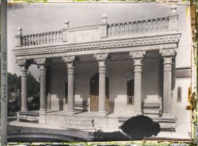 Image représentant Le temple zoroastrien. Au milieu de la balustrade, bas relief représentant Ahura Mazda (divinité centrale de la religion mazdéenne)
