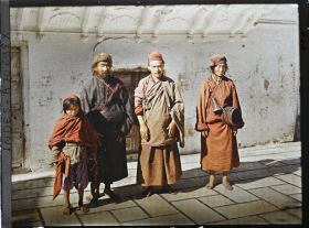 Image représentant Groupe de Tibétains près du temple d'or