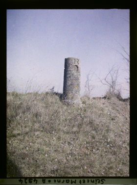 Image représentant France, Rte de Claye, Ancienne borne de la route Royale Paris-Metz, dans le cartouche au dessous de 18, une fleur de lys