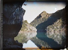 Image représentant Les reflets des rochers des cirques intérieurs du " Groupe de la Paix "