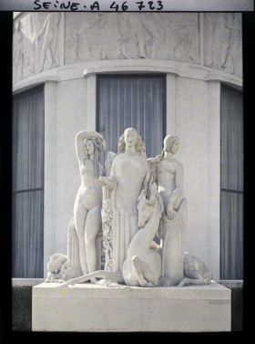 Image représentant L'exposition des arts décoratifs, groupe sculpté devant le pavillon Ruhlmann, Hommage à Jean Goujon, d'Alfred Auguste Janniot