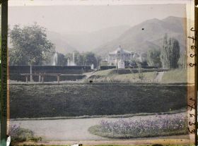 Image représentant Dans le Jardin public (Bâgh-e omumi) vers la maison de thé