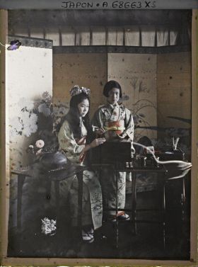 Image représentant Résidence de la famille Kitashirakawa : les deux jeunes princesses Kitashirakawa, Mineko et Sawako