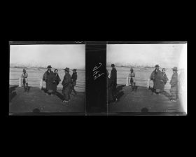 Image représentant Passants sur le quai