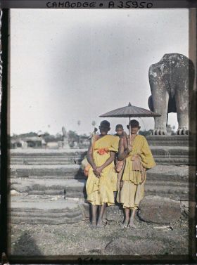 Image représentant Deux bonzes pèlerins, s'abritant du soleil avec une ombrelle