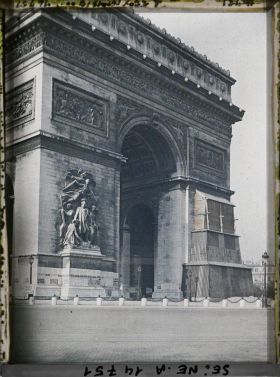 Image représentant L'Arc de Triomphe protégé contre les bombardements place de l'Etoile