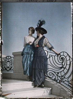 Image représentant La baronne Bertha von Schoen et sa fille Marie-Yvonne sur la terrasse de la villa Kahn