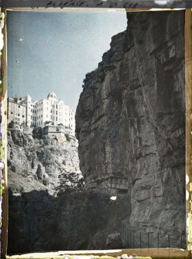 Image représentant Algérie, Constantine, Au fond des gorges, Vue vers la Medersa