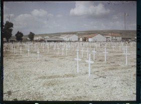 Image représentant France, Bras, Le Cimetière et le Village, reconstructions au fond de la Côte du Poivre