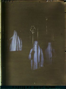 Image représentant Membres de la confrérie des Pénitents blancs dans la chapelle du même nom