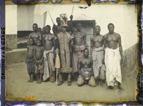 Image représentant Le roi Tôli fumant la pipe et ses dignitaires