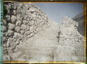 Image représentant Sur l'Acropole, escaliers menant au Palais (au centre de l'Acropole)
