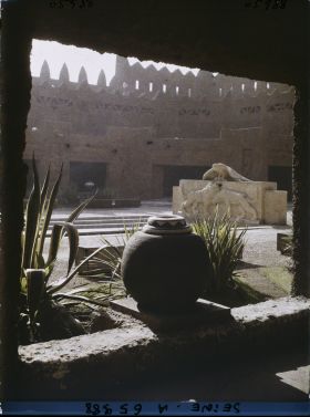 Image représentant L'Exposition Coloniale Internationale de 1931, la cour du palais de l'A.O.F. et la Fontaine des lions