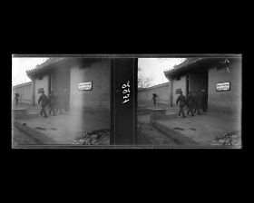 Image représentant L'entrée de la succursale de la banque de l'Indo-Chine dans le quartier des légations.