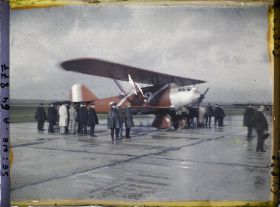 Image représentant Le retour de Costes et Bellonte après leur triomphal raid aérien Paris-New-York, l'avion gardé par la police