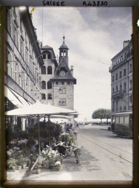 Image représentant La tour du Molard et le marché aux fleurs de la place du Molard