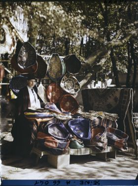 Image représentant L'Exposition Coloniale Internationale de 1931, un marchand de cuirs