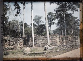 Image représentant Un des perrons des terrasses royales dites " terrasses des éléphants ", orné de garuda-atlantes