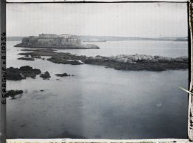 Image représentant Espagne, La Corogne, Autre vue du Castillo San Anton et des écueils de granite (la partie supre n'est pas recouverte d'Algues)