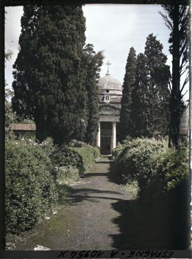 Image représentant Espagne, Bilbao, L'ancien Cimetière de Bilbao, l'allée Centrale et la Chapelle dans le fond