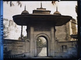 Image représentant La porte dite du Sultan dans la cour du han (caravansérail) de la Aya Sophia Camii ("mosquée de Sainte-Sophie")