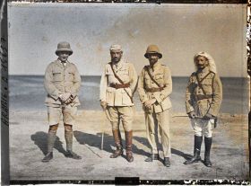 Image représentant De gauche à droite : le lieutenant Couderc, officier français, Mahmoud Bey, Ministre de la guerre du royaume du Hedjaz , le commandant Cousse, chef de la Mission militaire française du Hedjaz et le lieutenant Mustafa, aide de camp